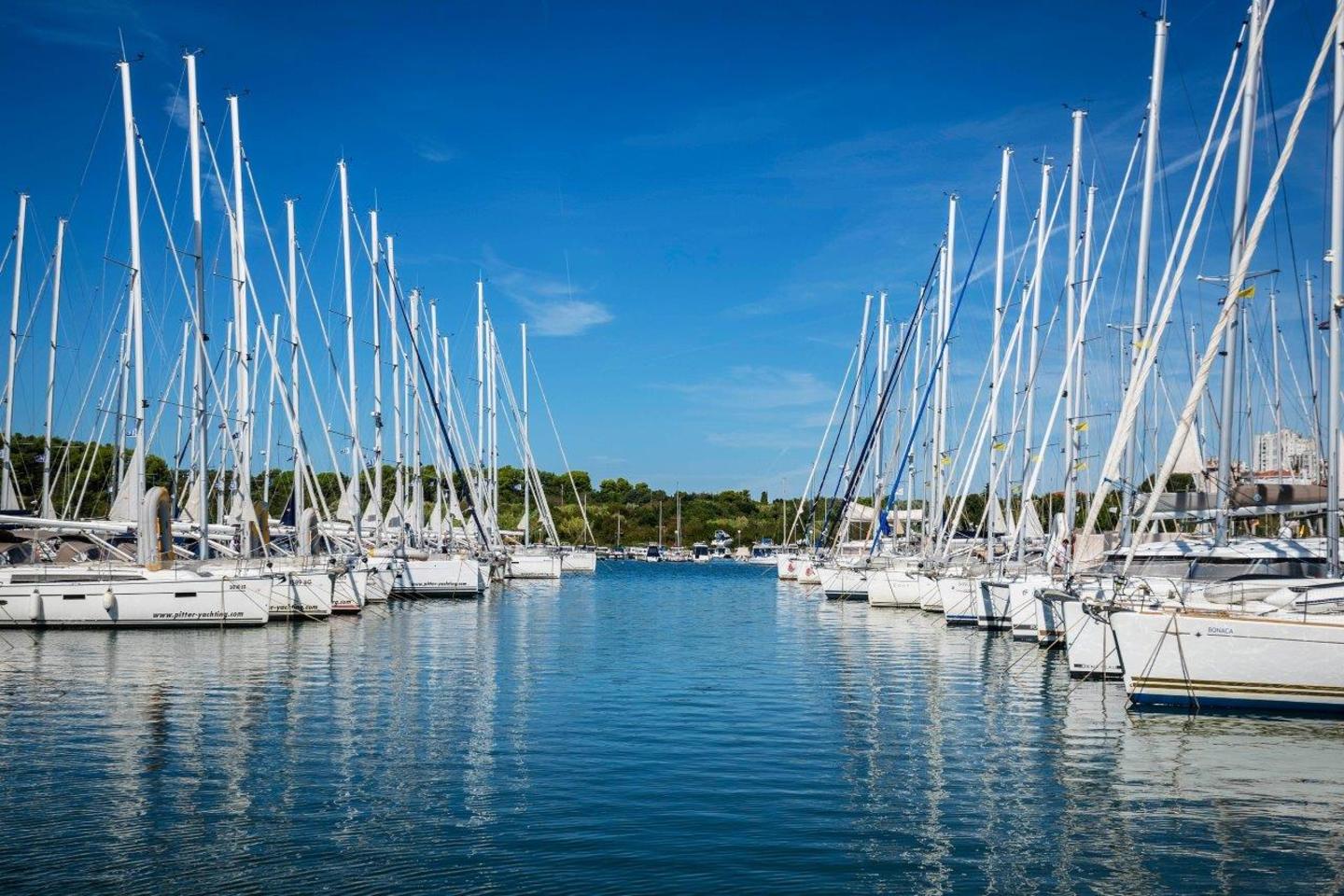 Jedrilice privezane uz obnovljene molove marine Veruda
